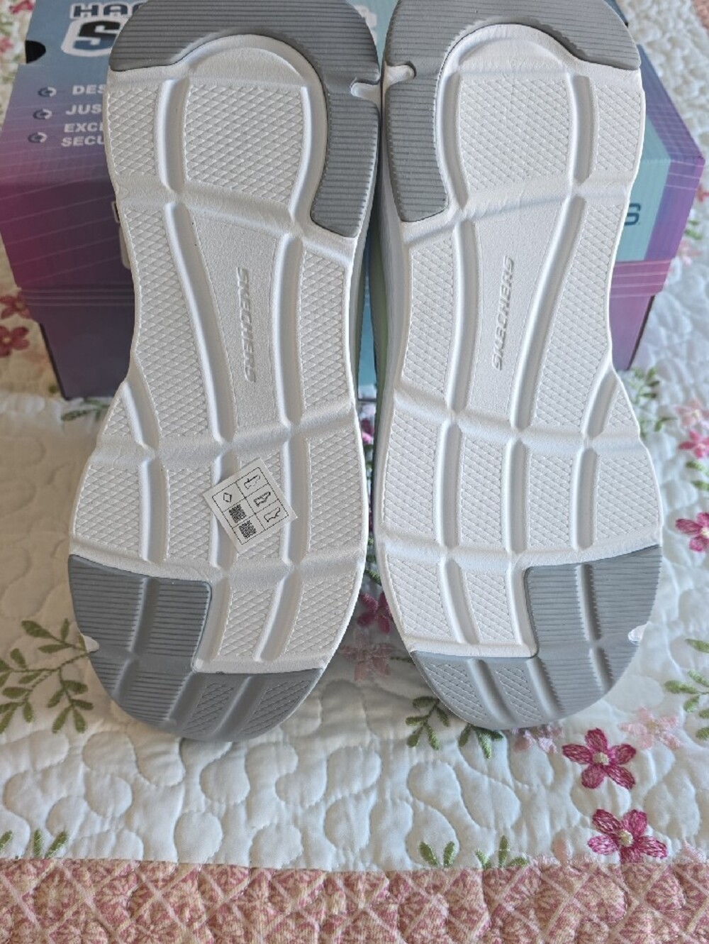 Skechers Swift Fit Light Gray Slip-On Sneakers Women's 8.5 - Picture 2 of 6